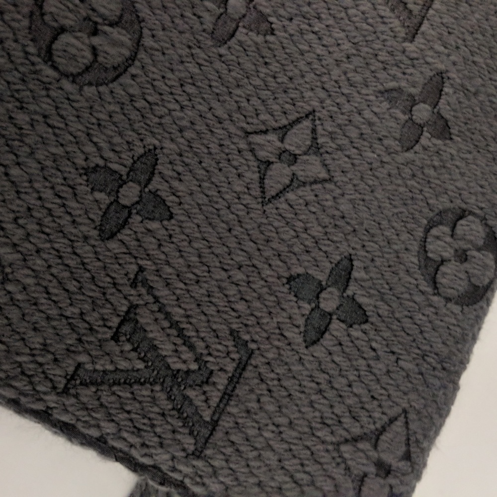 Louis Vuitton warm scarf let logomania